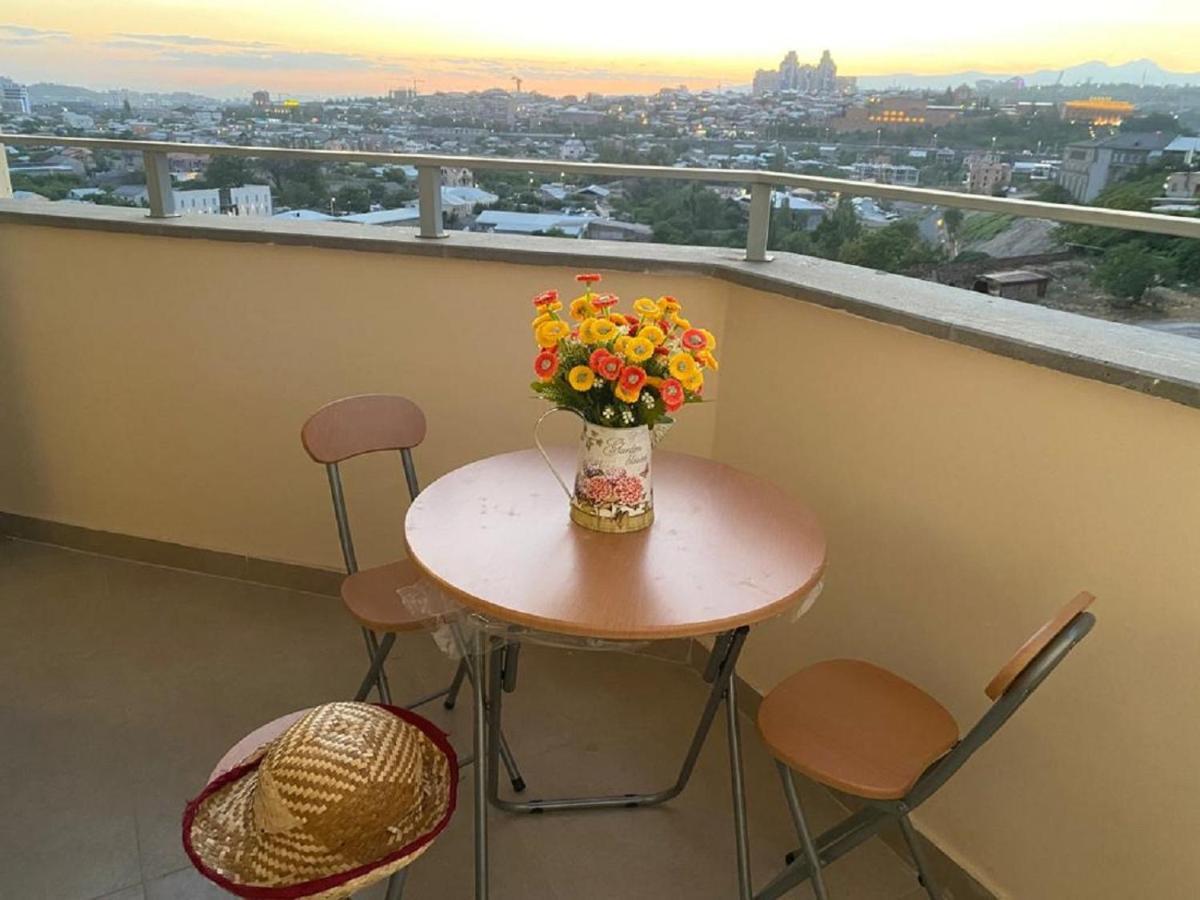 Beautiful Apartment With 3 Balconies In The Center Of Yerevan Exterior photo
